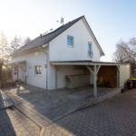 Frontansicht Eingang + Carport