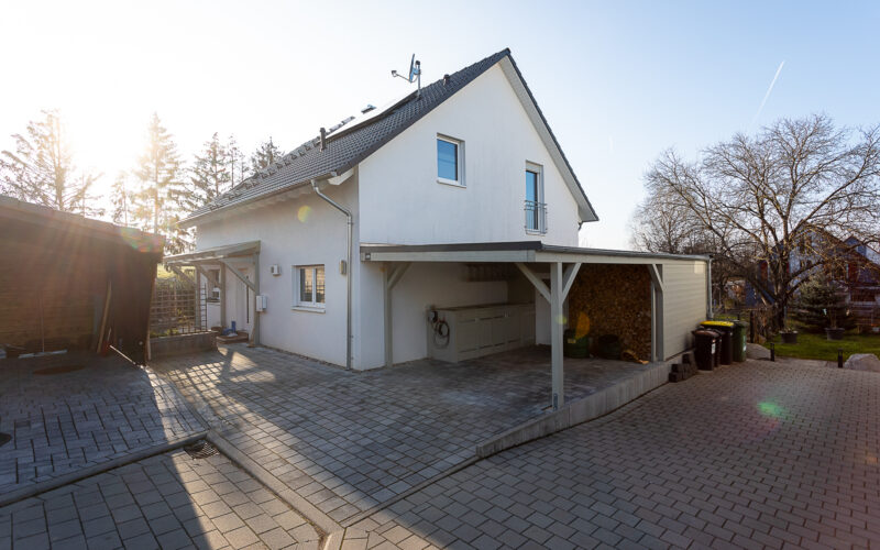 Frontansicht Eingang + Carport