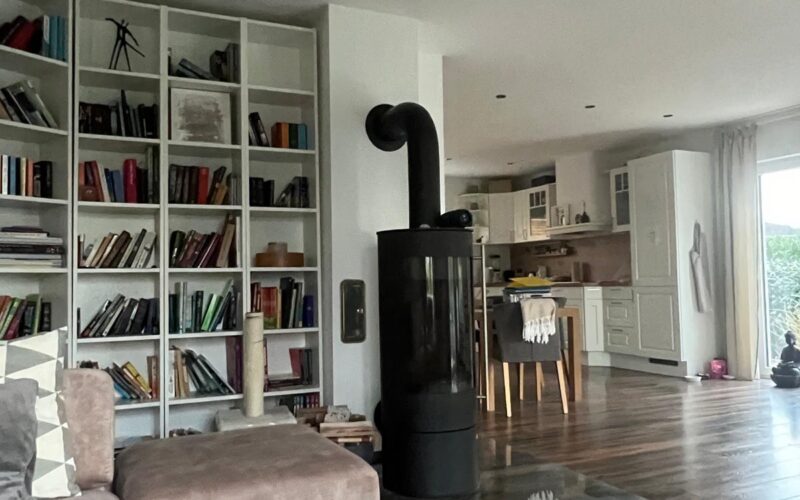 Wohn und Essbereich + Kamin