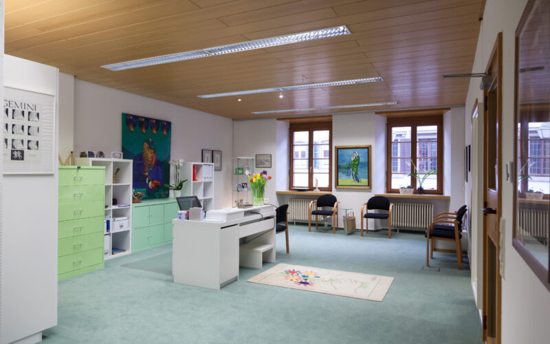 Praxis Hauptstraße 45 Staufen Empfangszimmer Gegenschuss