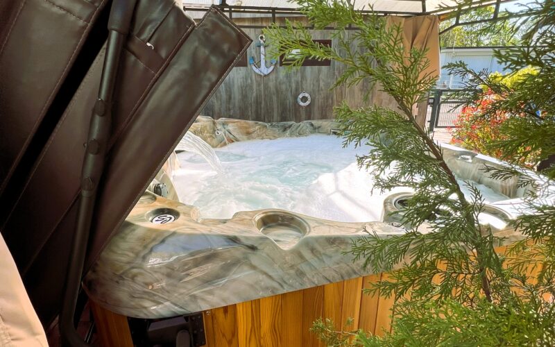 Whirlpool mit Überdachung