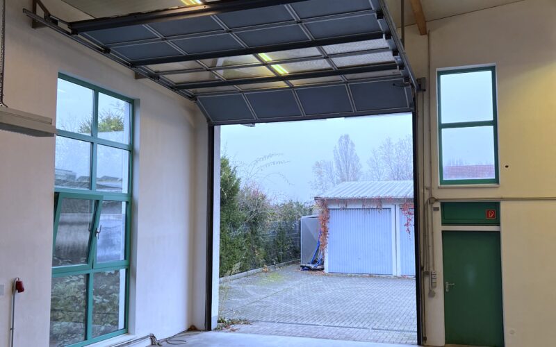 Halle Rolltor geöffnet