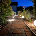 Gartenweg beleuchtet
