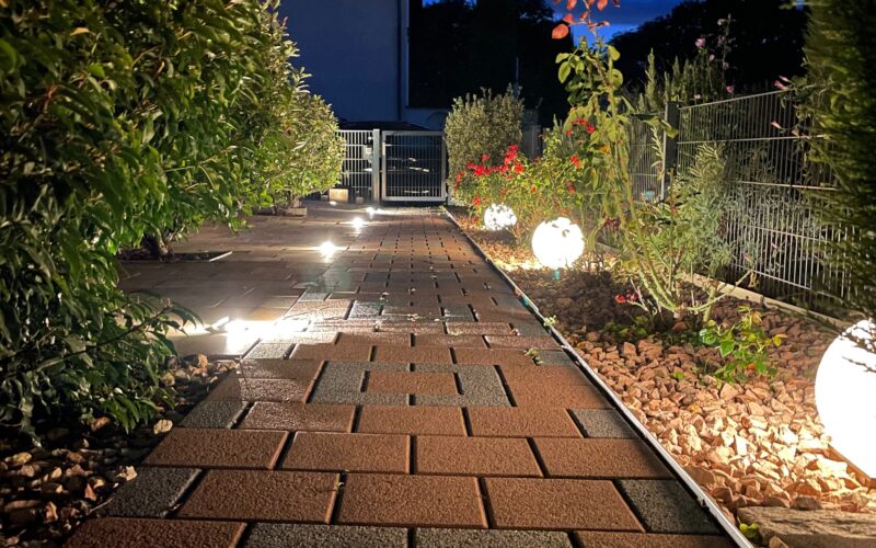 Gartenweg beleuchtet